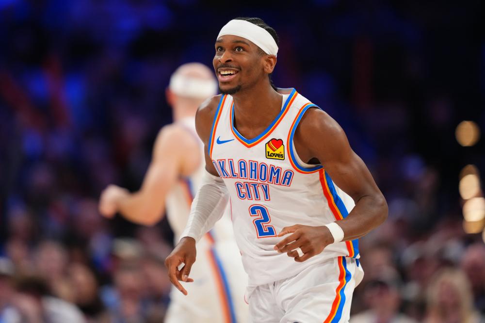 你选谁？曼联8月最佳球员候选：姆伯莫、约罗、德利赫特