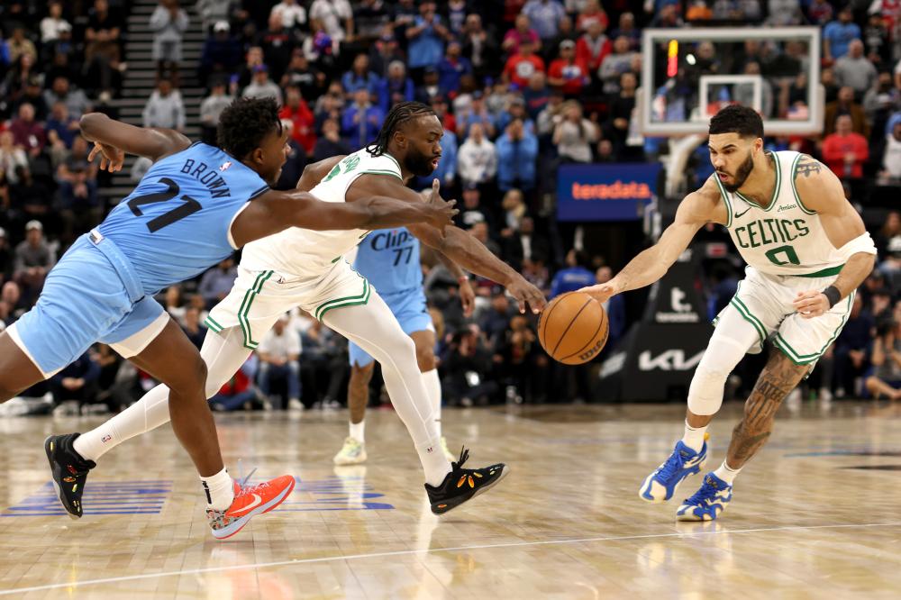 火箭险胜NBA西部第一雷霆 湖人詹姆斯又达另一里程碑.