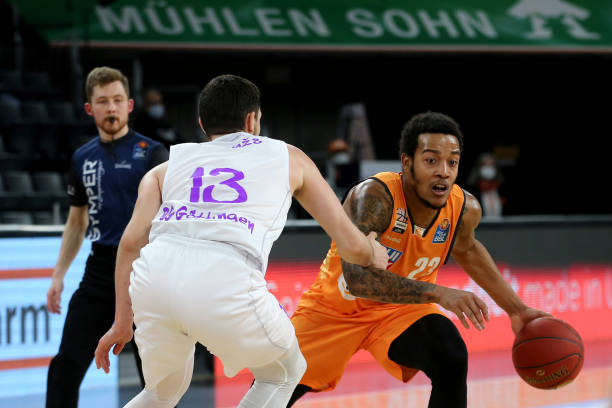 许多球迷和 许多球迷和