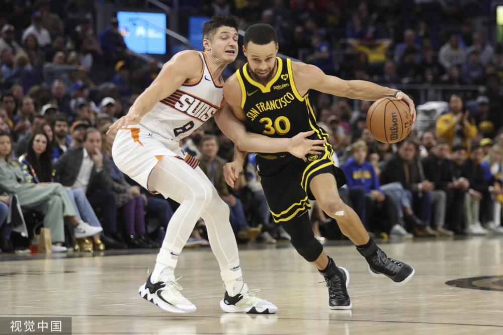 4防1被打穿！国足狼狈1幕：禁区内滑倒送礼，澳洲球迷狂欢